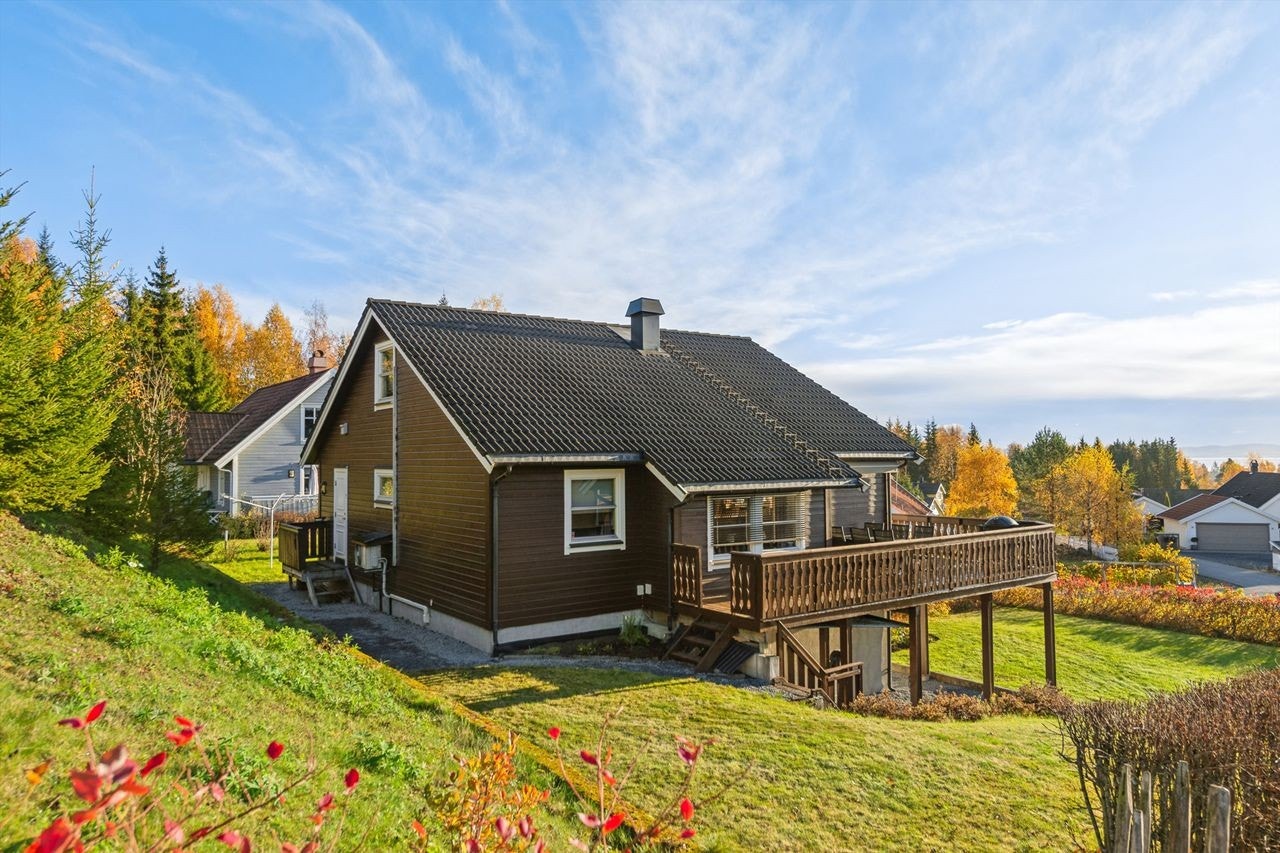 Boligen fra 1998 går over tre plan og har en god, praktisk og familievennlig planløsning. Galleribilde