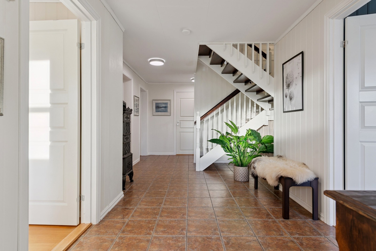 Hovedinngangen i underetasjen leder inn til en romslig hall med lun vannbåren gulvvarme. Galleribilde