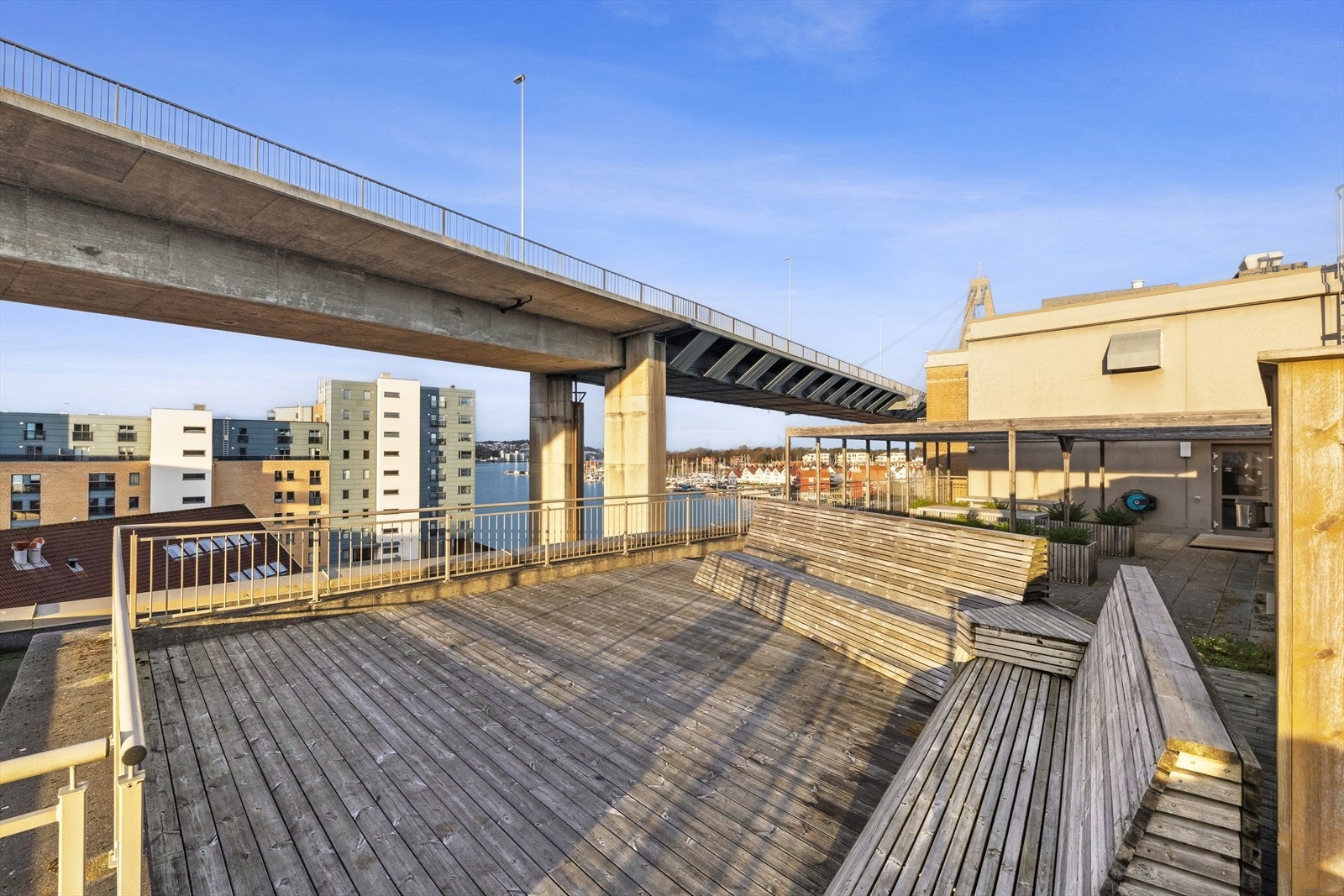 Flott, felles takterrasse med tredekke gir mulighet for sosialt samvær på gode og varme sommerdager. Galleribilde