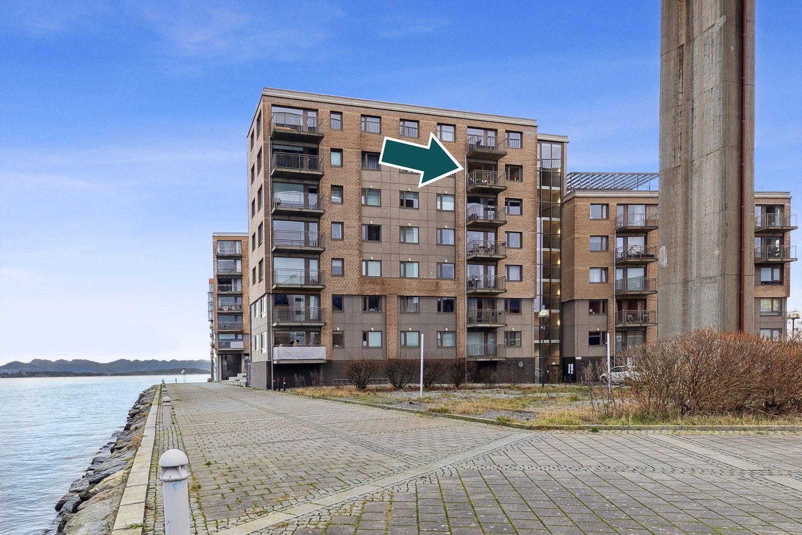 Leiligheten i Verven 36 ligger i et bygg fra 2006. Nærhet til sjøen gir en attraktiv beliggenhet med kort avstand til servicetilbud. Her er det fint å bo! Galleribilde