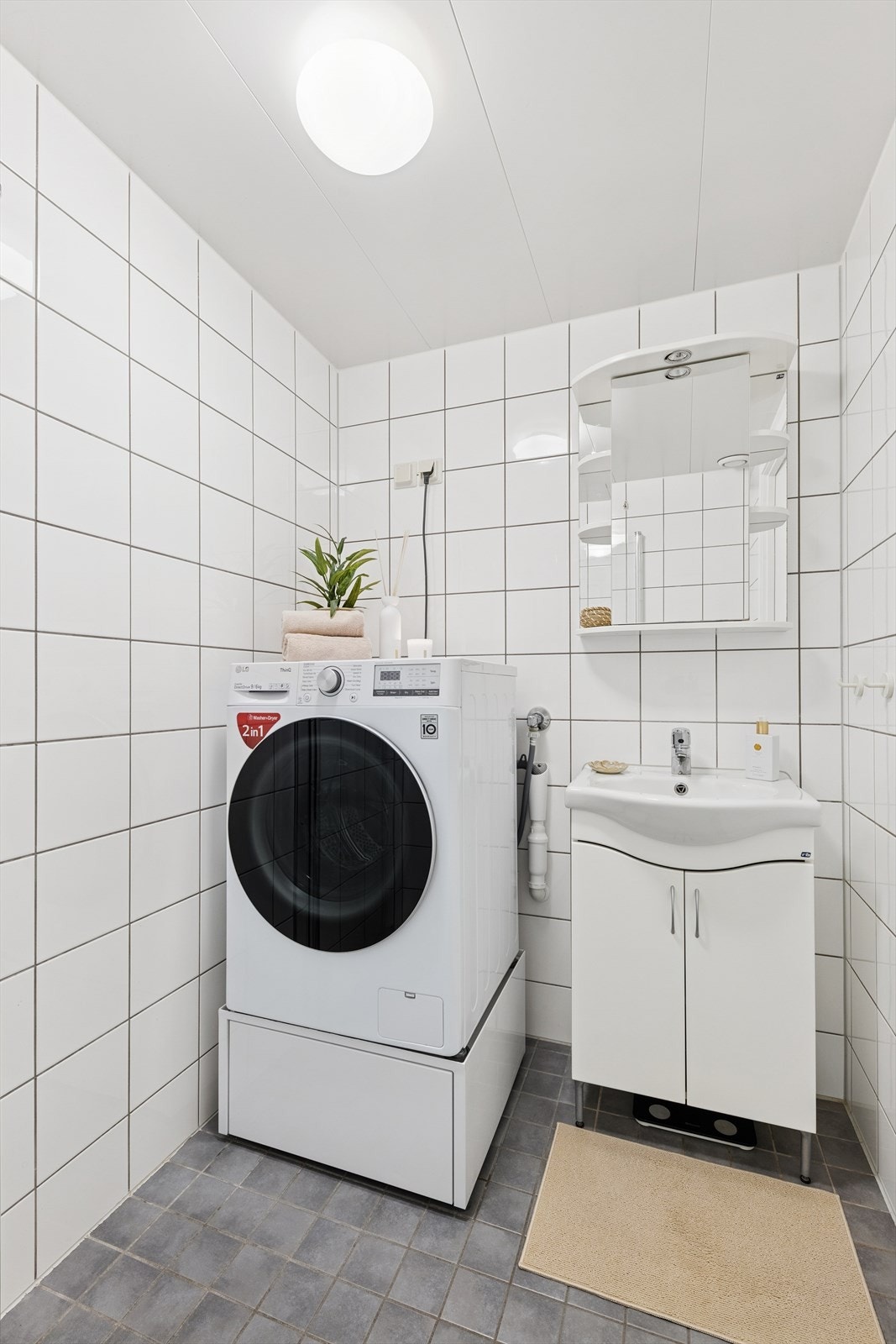 Utstyrt med servant nedfelt i skapinnredning samt opplegg for vaskemaskin. Avtrekk koblet til ventilasjonssystem sikrer god luftkvalitet. Galleribilde