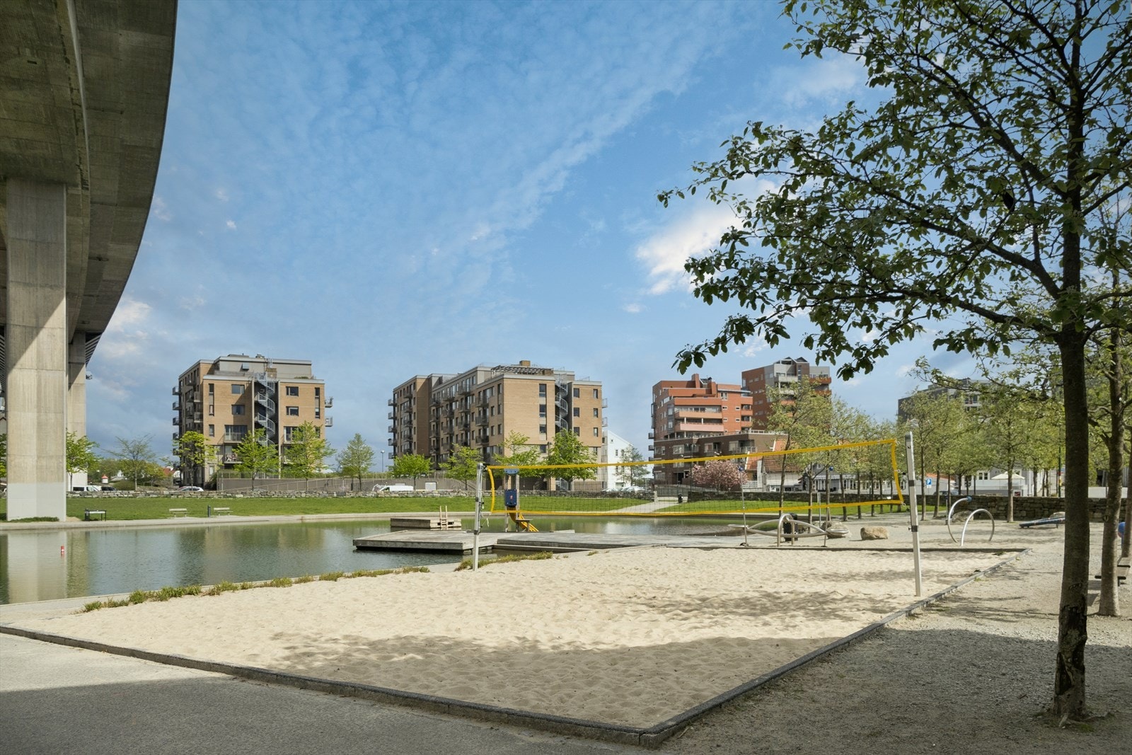 Leiligheten ligger i et hyggelig boligområde med kort vei til populære Badedammen. Galleribilde