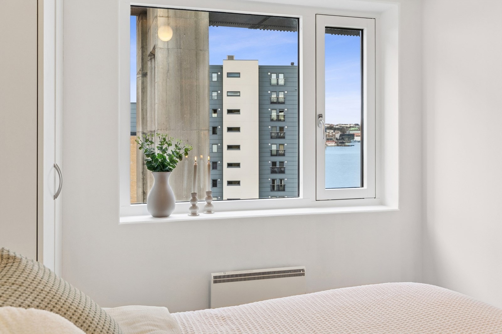 Utsikt mot nærliggende bygg og vann gir en behagelig atmosfære. Galleribilde