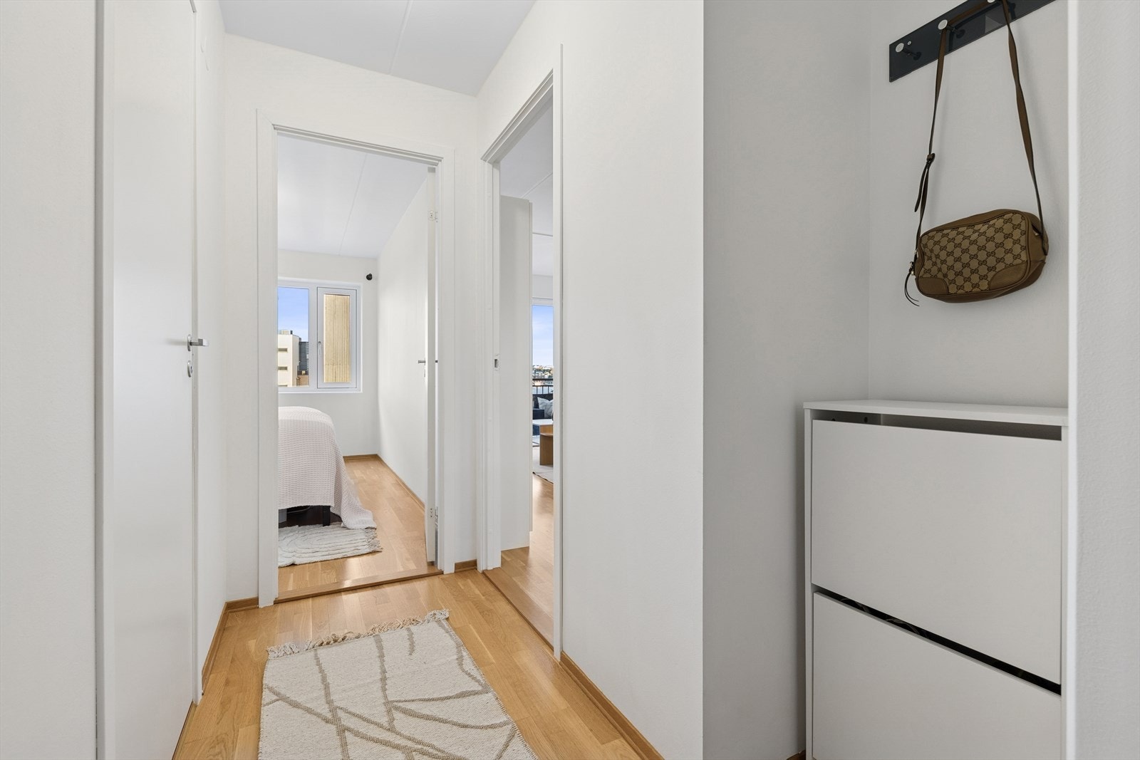 Entrè med god plass til å henge fra seg yttertøy og sette fra seg sko. Velkommen inn til hyggelig visning! Galleribilde