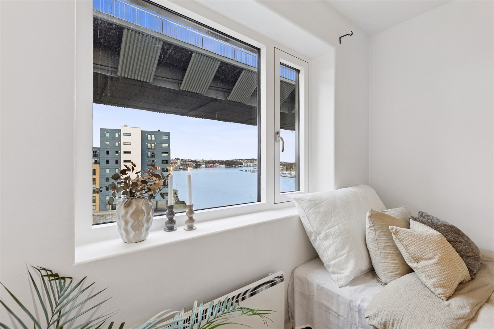 Vinduet gir utsikt mot vannet, og rommet har en lys og åpen følelse. Galleribilde