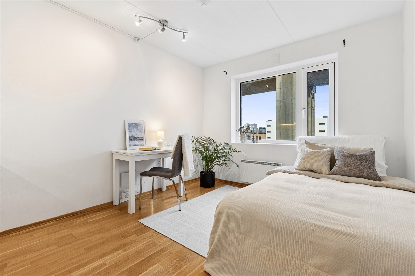 Parkettgulv og malte vegger gir rommet en enkel og ren overflate. Hybel står nå tom, har tidligere vært utleid for kr 8 320,- pr. mnd. Galleribilde