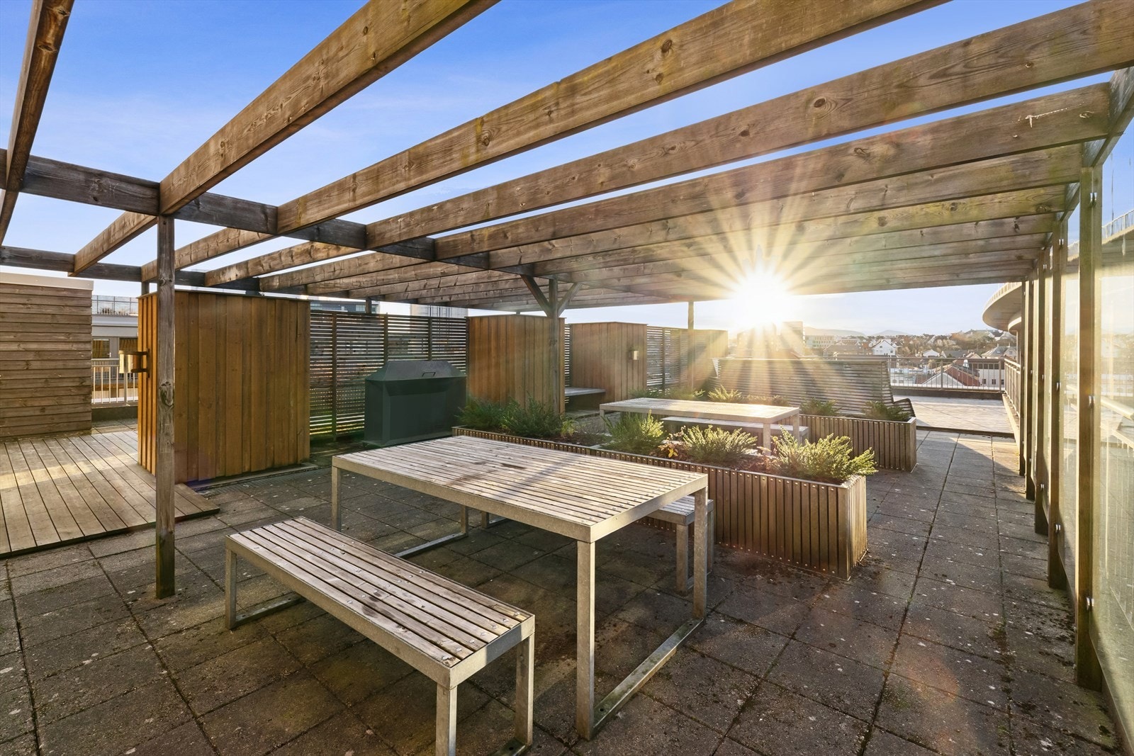 Pergola på takterrassen skaper et skjermet uteområde med solforhold. Galleribilde