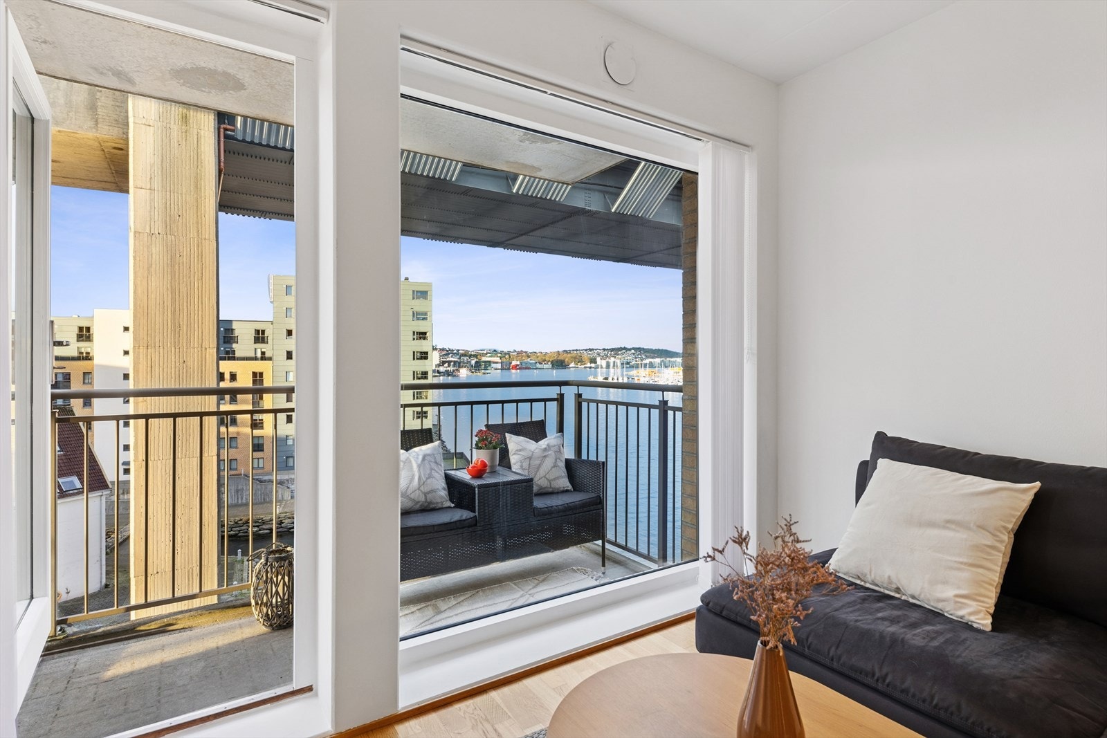 Balkong som gir pen utsikt mot sjøen. Galleribilde