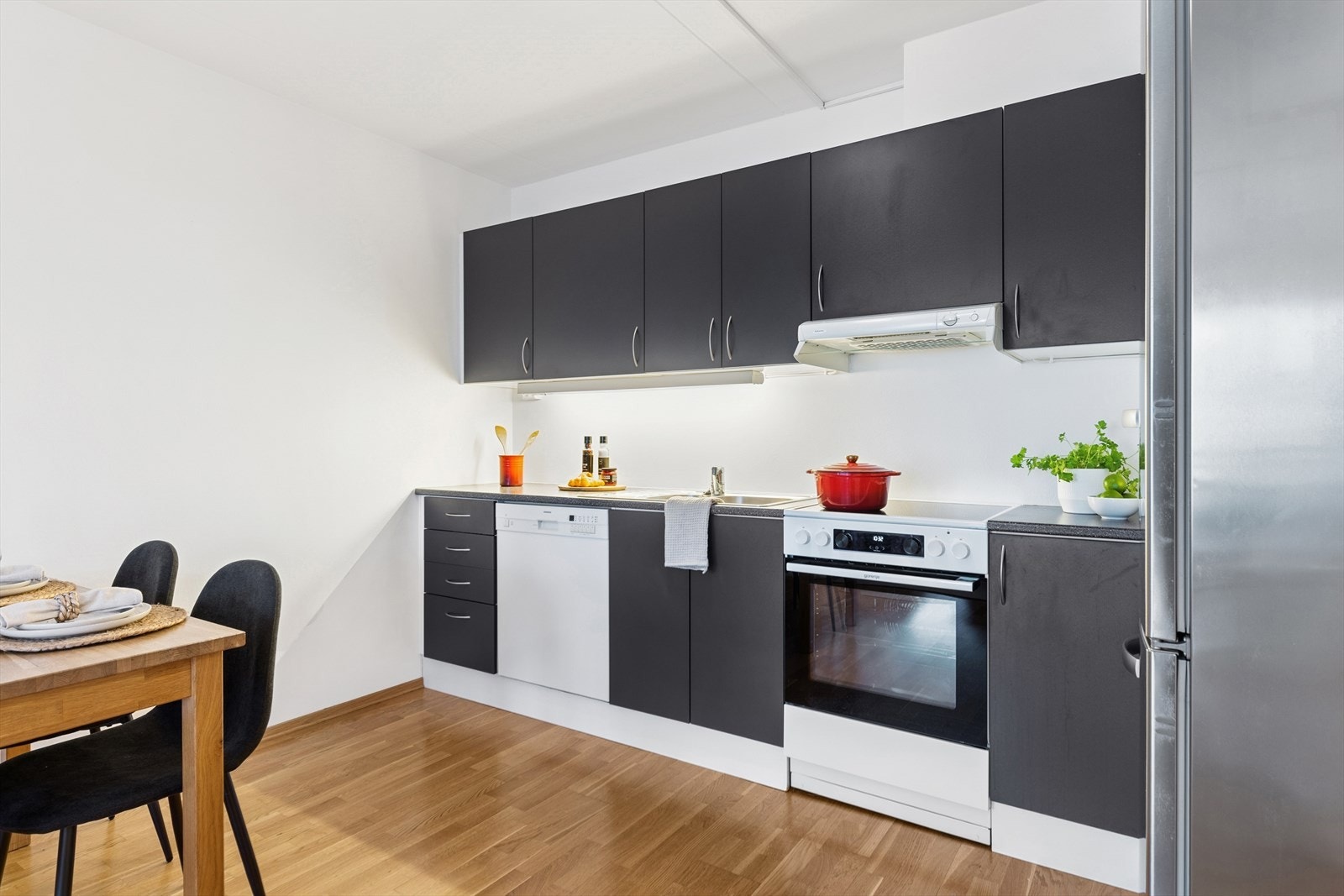 Avtrekk over kokesone koblet til ventilasjonsanlegg sikrer god luftkvalitet. Galleribilde