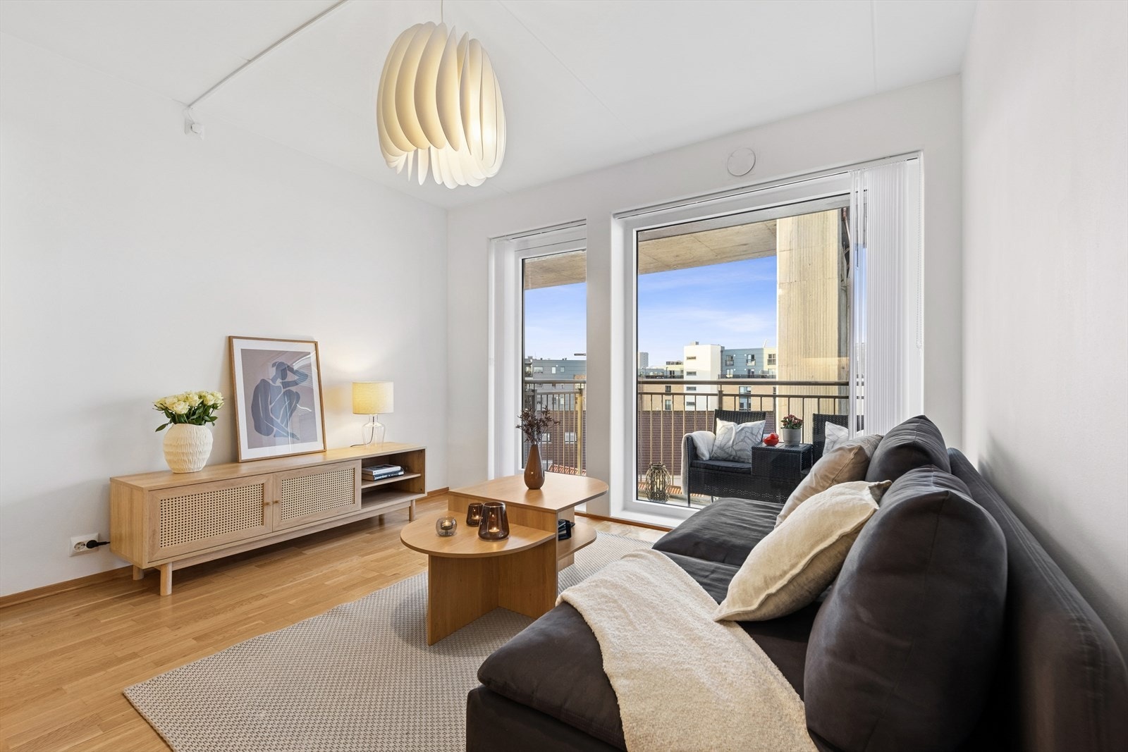 Herlig og lys stue med store vindusflater som slipper inn mye naturlig lys. Galleribilde