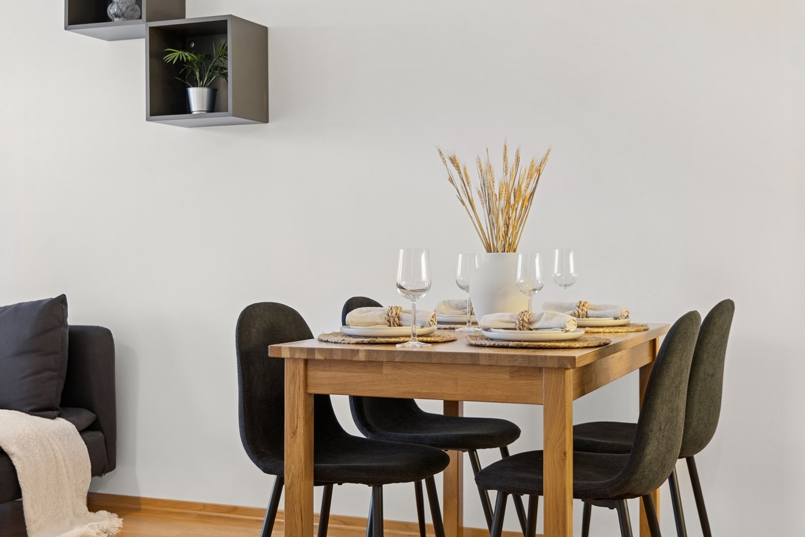 Spiseplass med plass til fire personer i tilknytning til kjøkkenet. Velkommen til bords! Galleribilde