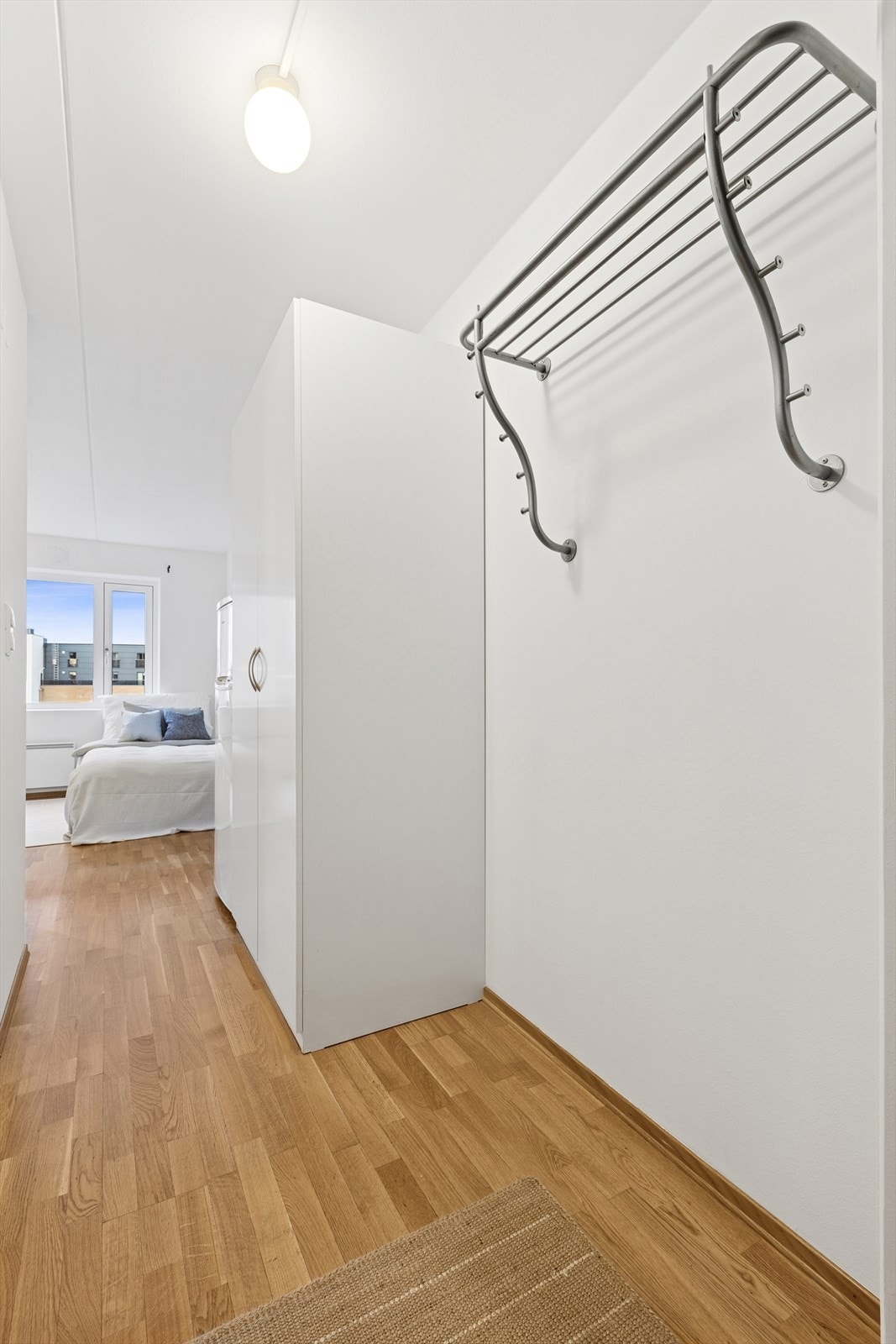 HYBEL: Entrè med skyvedørsgarderobe som gir effektiv oppbevaring i entréen. Galleribilde