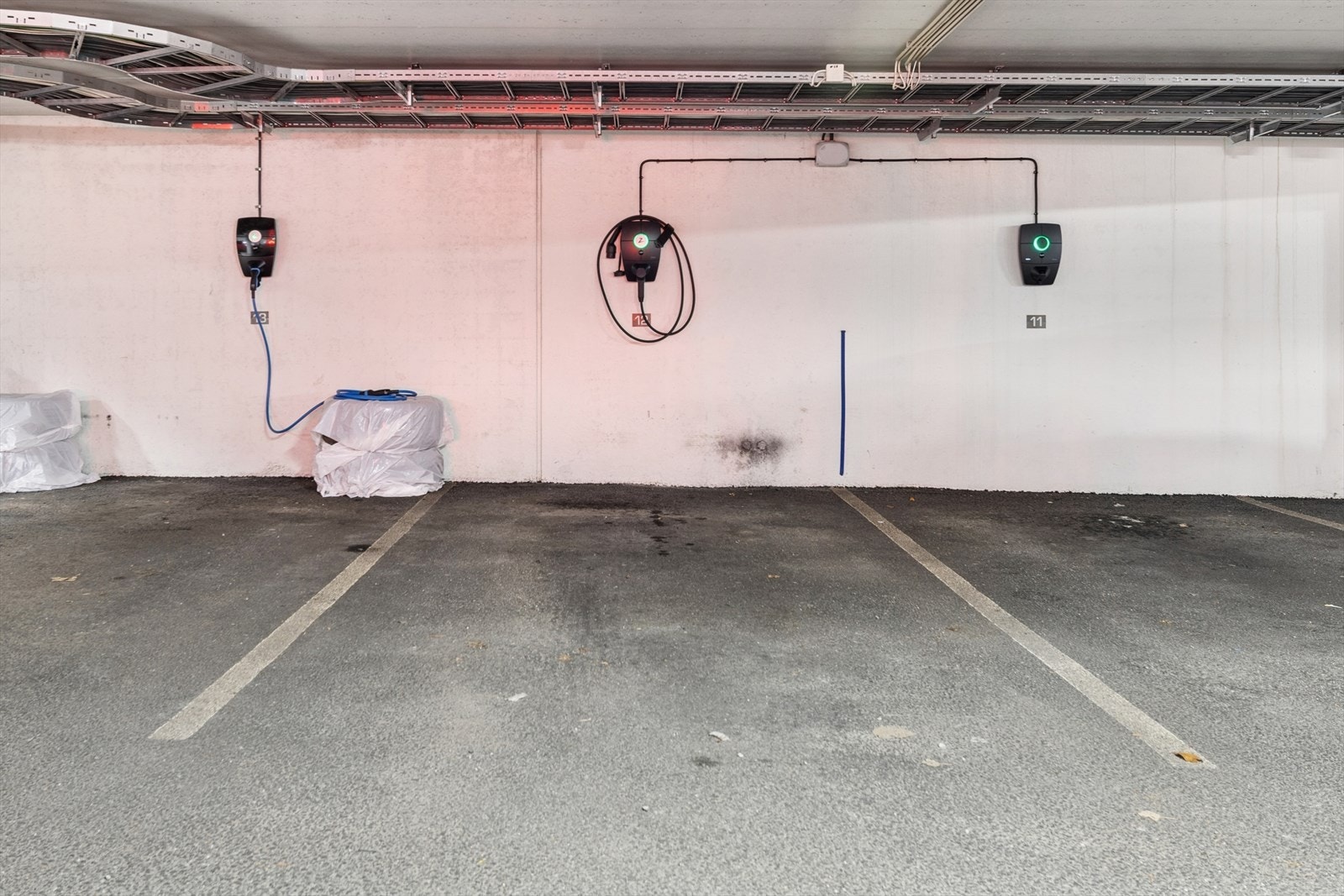 Parkeringsplassen (nr. 12) er utstyrt med ladestasjoner for el-biler. Galleribilde