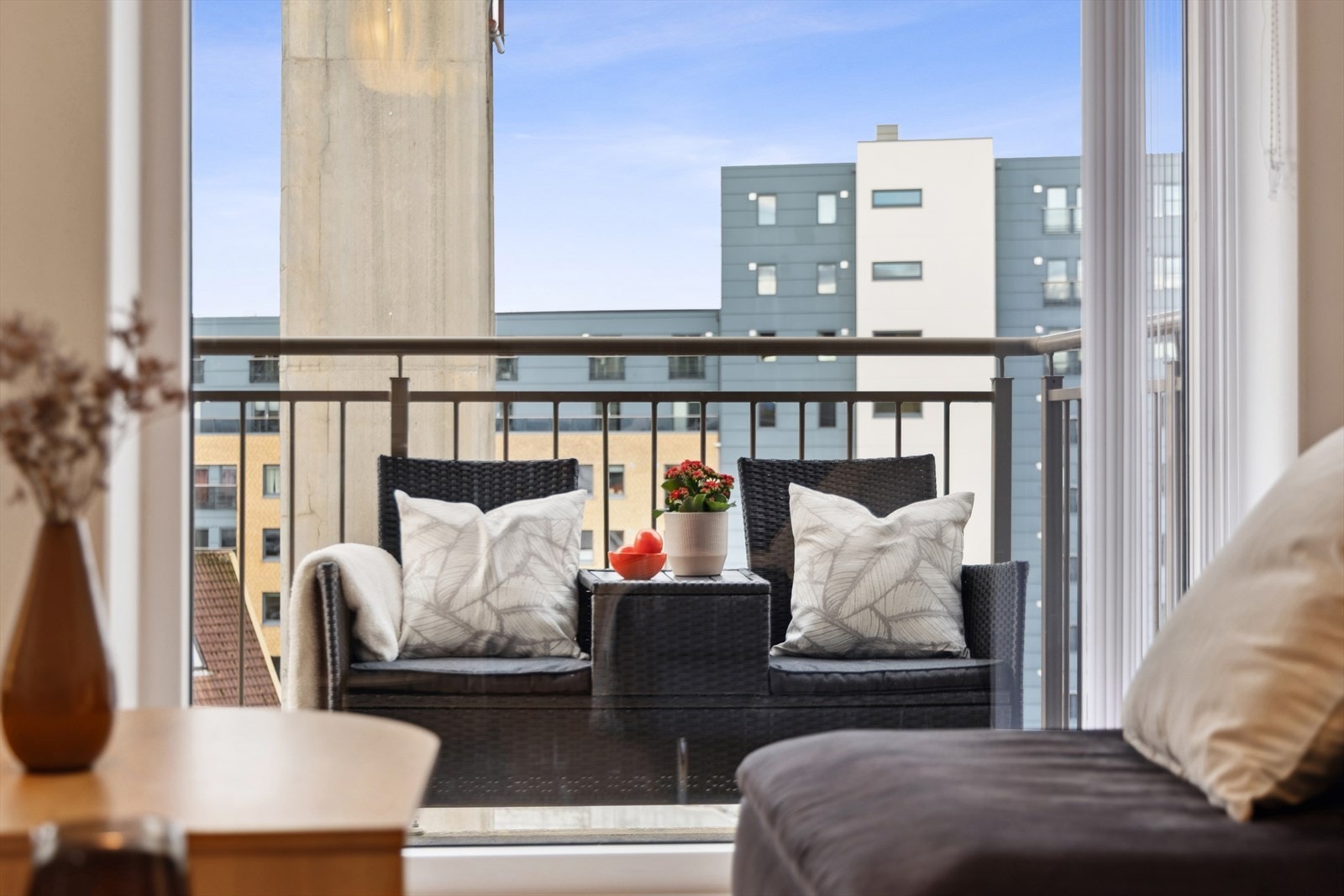 Direkte tilgang til balkongen fra stuen gir mulighet for utendørs avslapning. Galleribilde