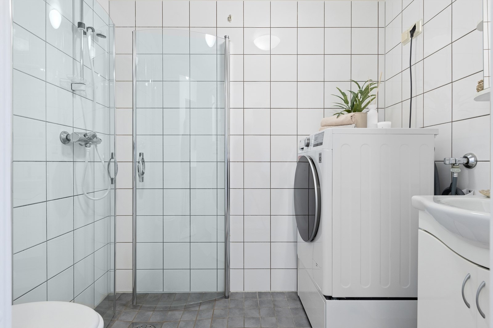 Baderom med flislagte vegger og gulv med elektriske varmekabler gir komfort og holdbarhet. Galleribilde