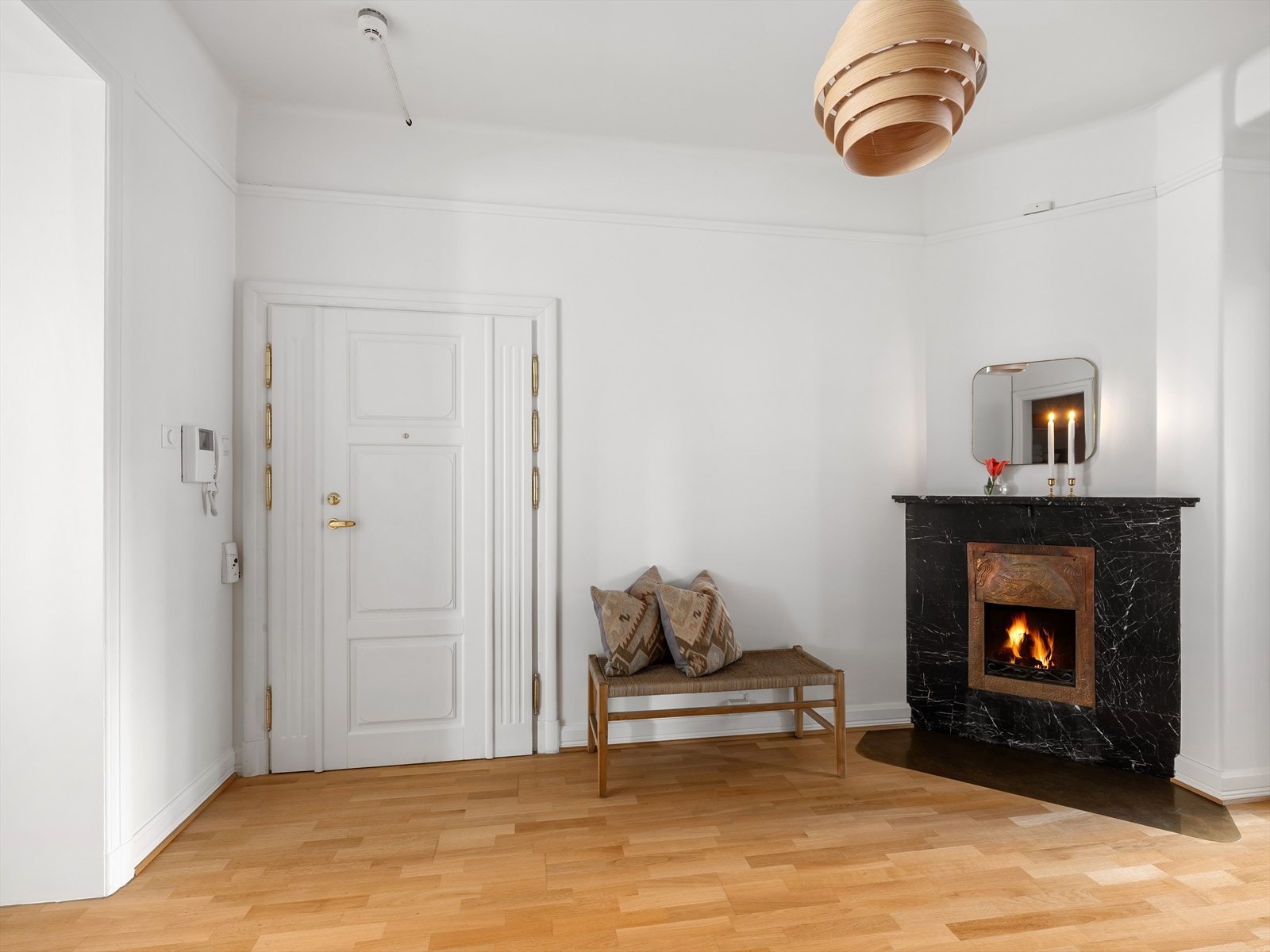 I gangen er det en flott peis - som gir et lunt uttrykk. Galleribilde