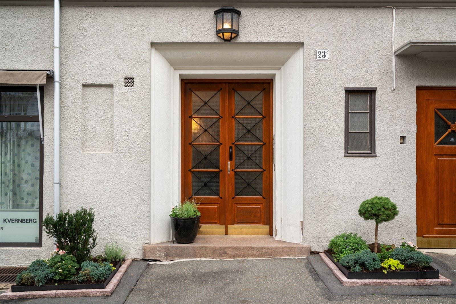 Bygget har et svært hyggelig og godt opparbeidet inngangsparti som ønsker deg velkommen. Galleribilde