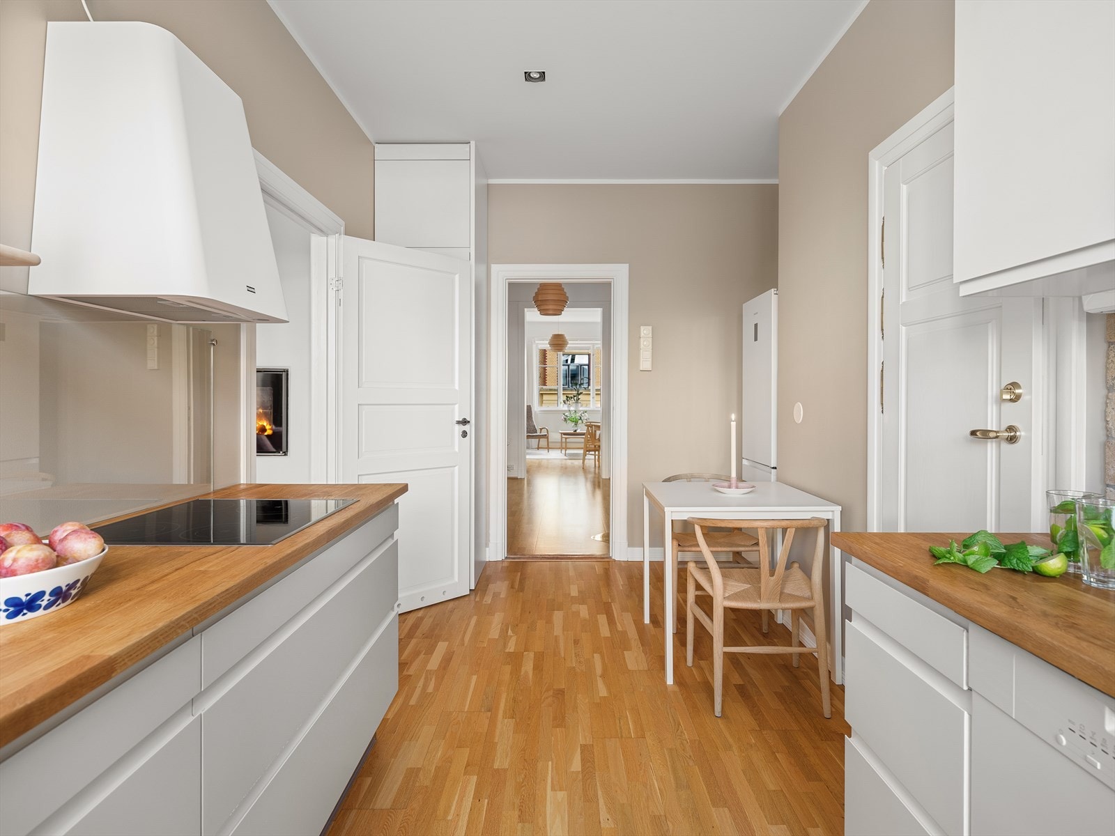 Leiligheten har et pent separat HTH-kjøkken fra 2006. Galleribilde