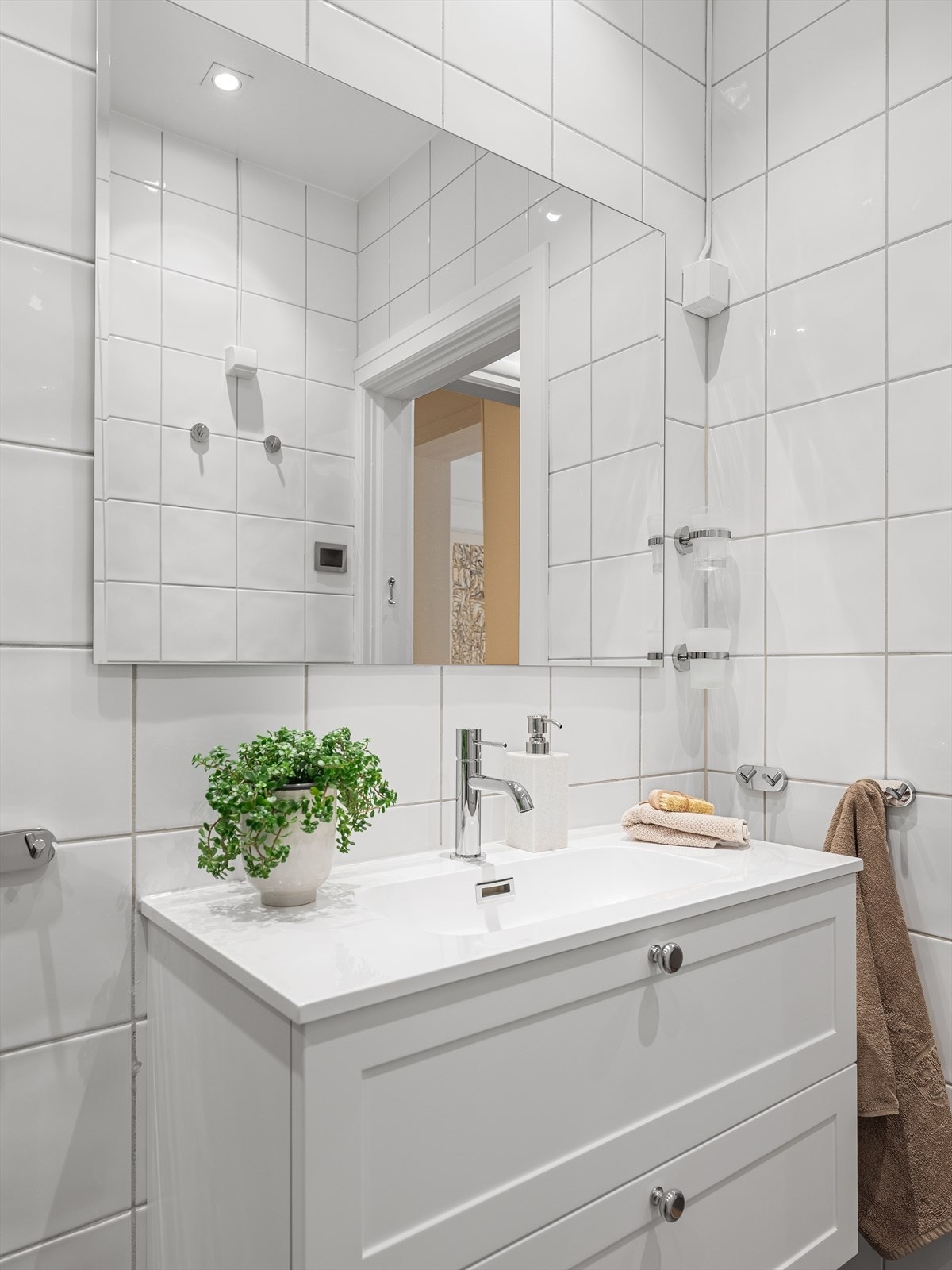 Badet ble i 2025 oppgradert med ny baderomsinnredning, dusjvegger, servant og blandebatterier. Galleribilde