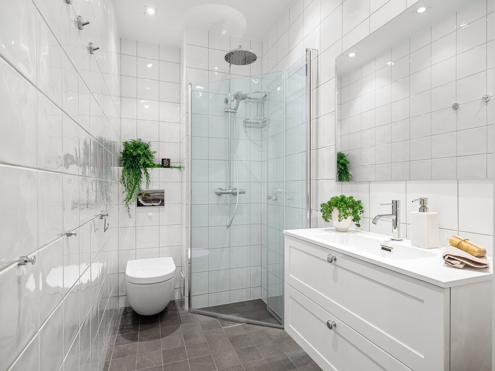 Lyst og stilrent bad med flislagte overflater. Galleribilde