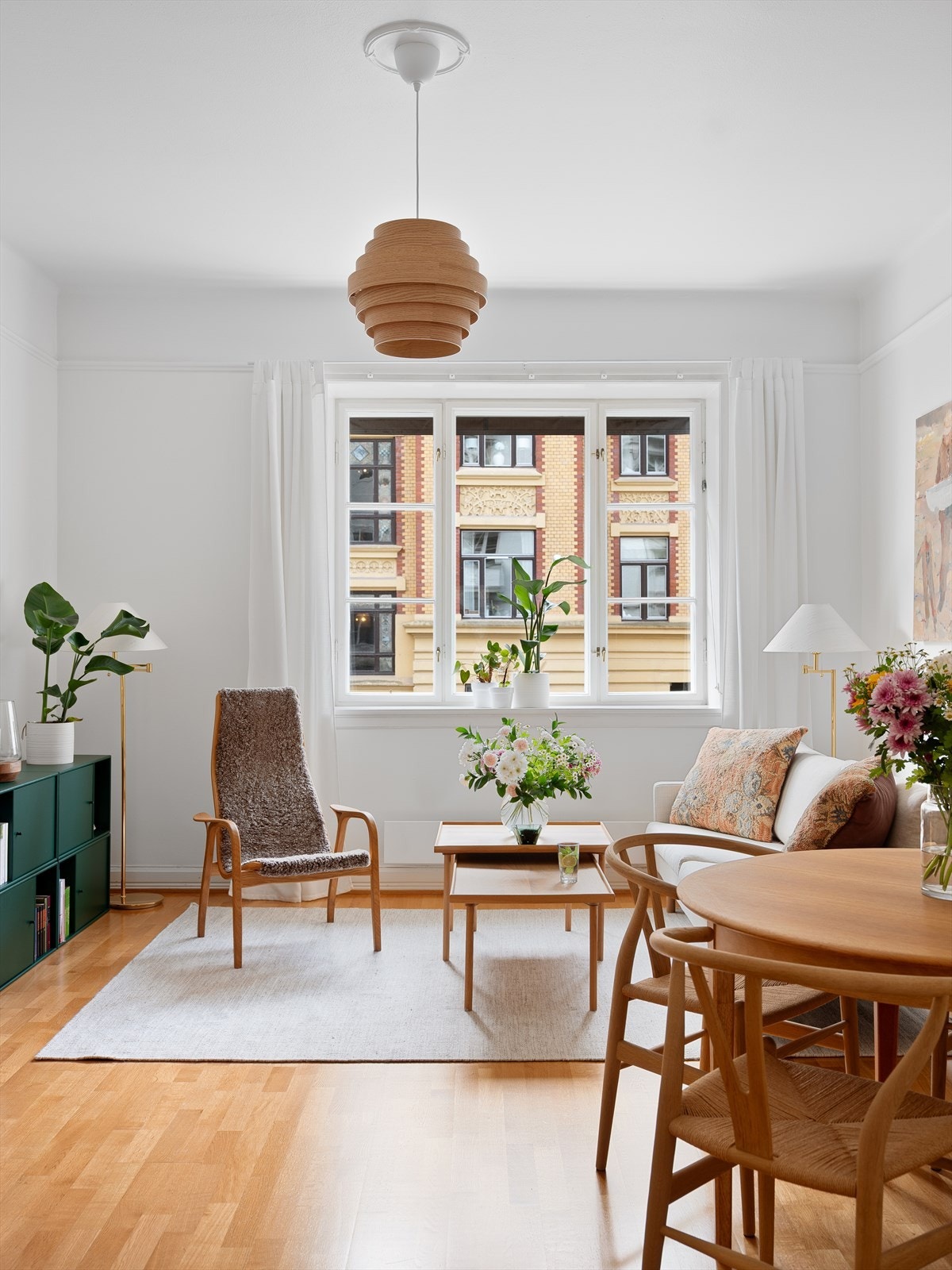 De rause vindusflatene i leiligheten, slipper inn rikelig med naturlig sollys og skaper en hyggelig atmosfære. Galleribilde