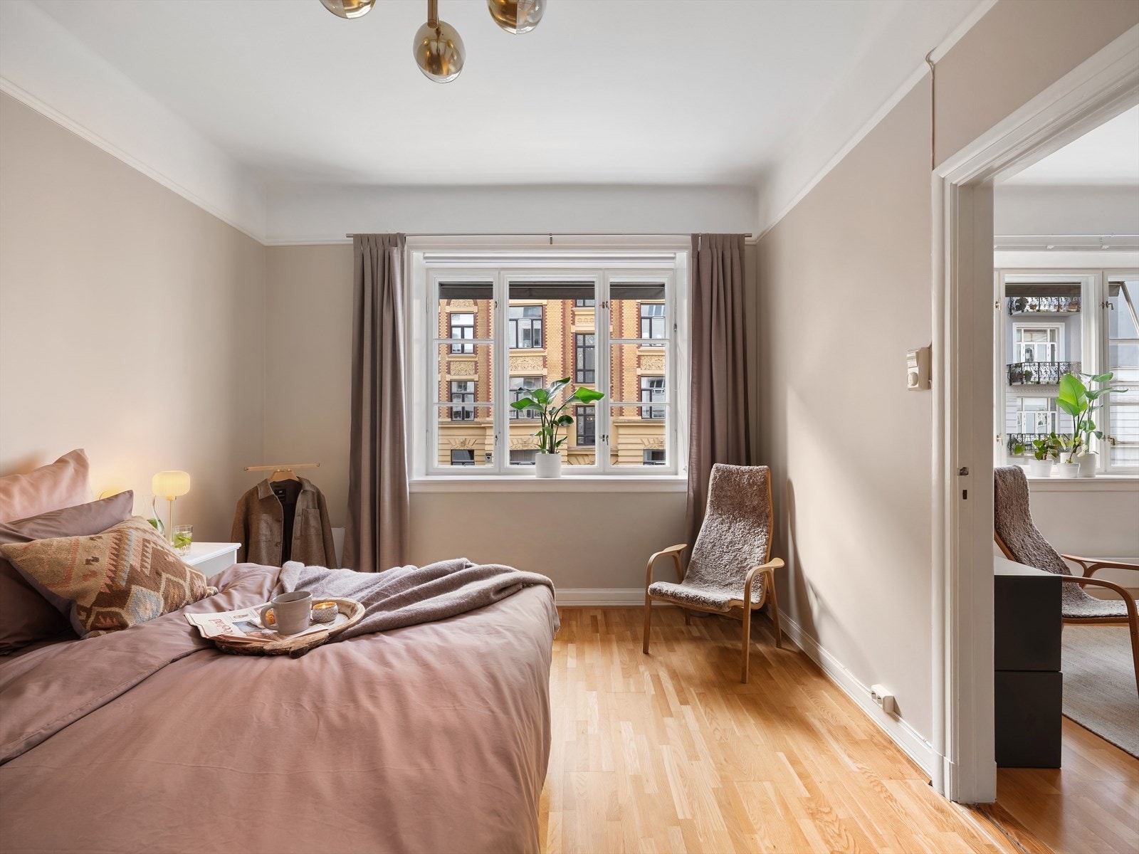 Rause vindusflater på soverommet. Galleribilde