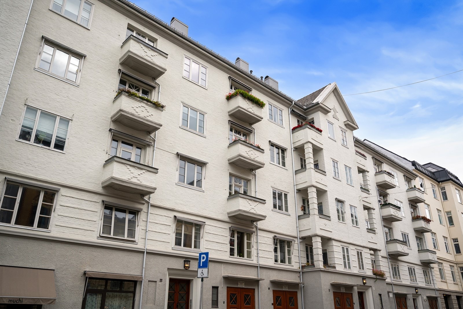 Med umiddelbar nærhet til alt du trenger i hverdagen, tilbyr denne boligen en perfekt kombinasjon av sentral beliggenhet og rolig atmosfære i et sjarmerende og svært ettertraktet nabolag. Galleribilde