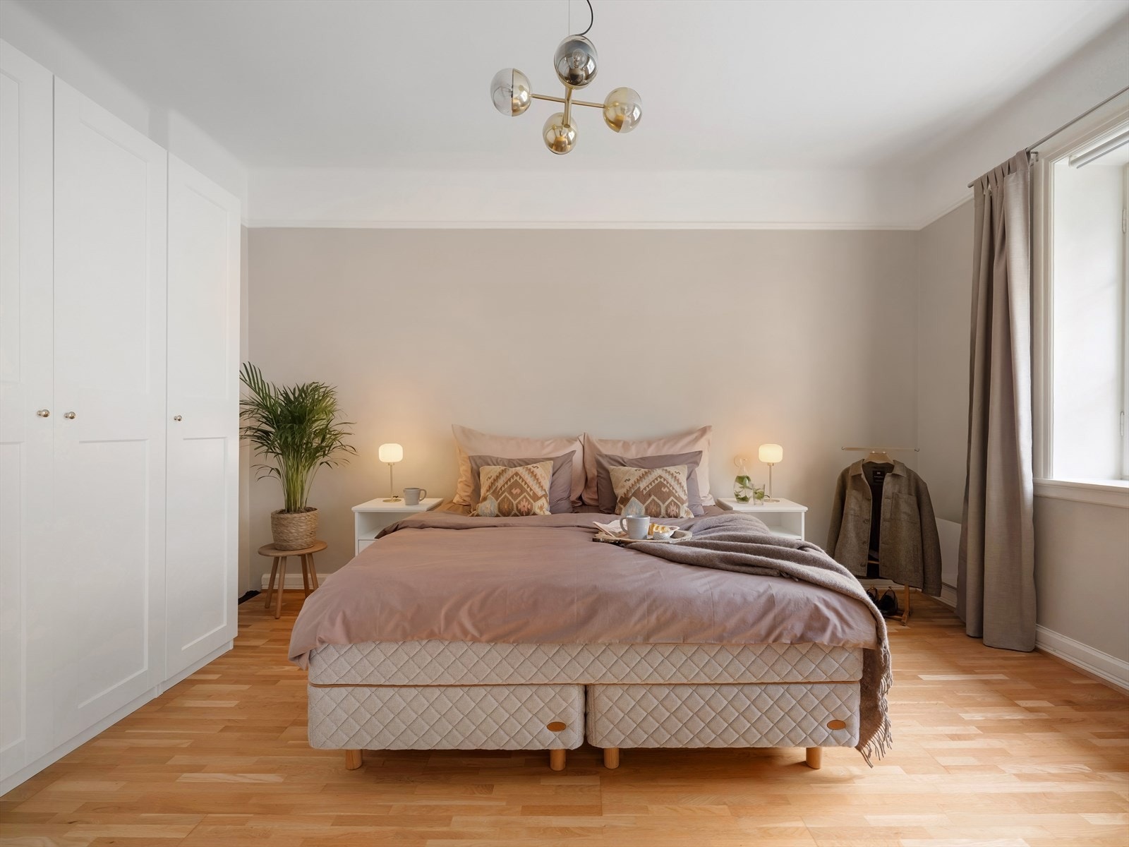 Hovedsoverommet er av god størrelse på ca. 17 m², innredet med et stort garderobeskap. Galleribilde