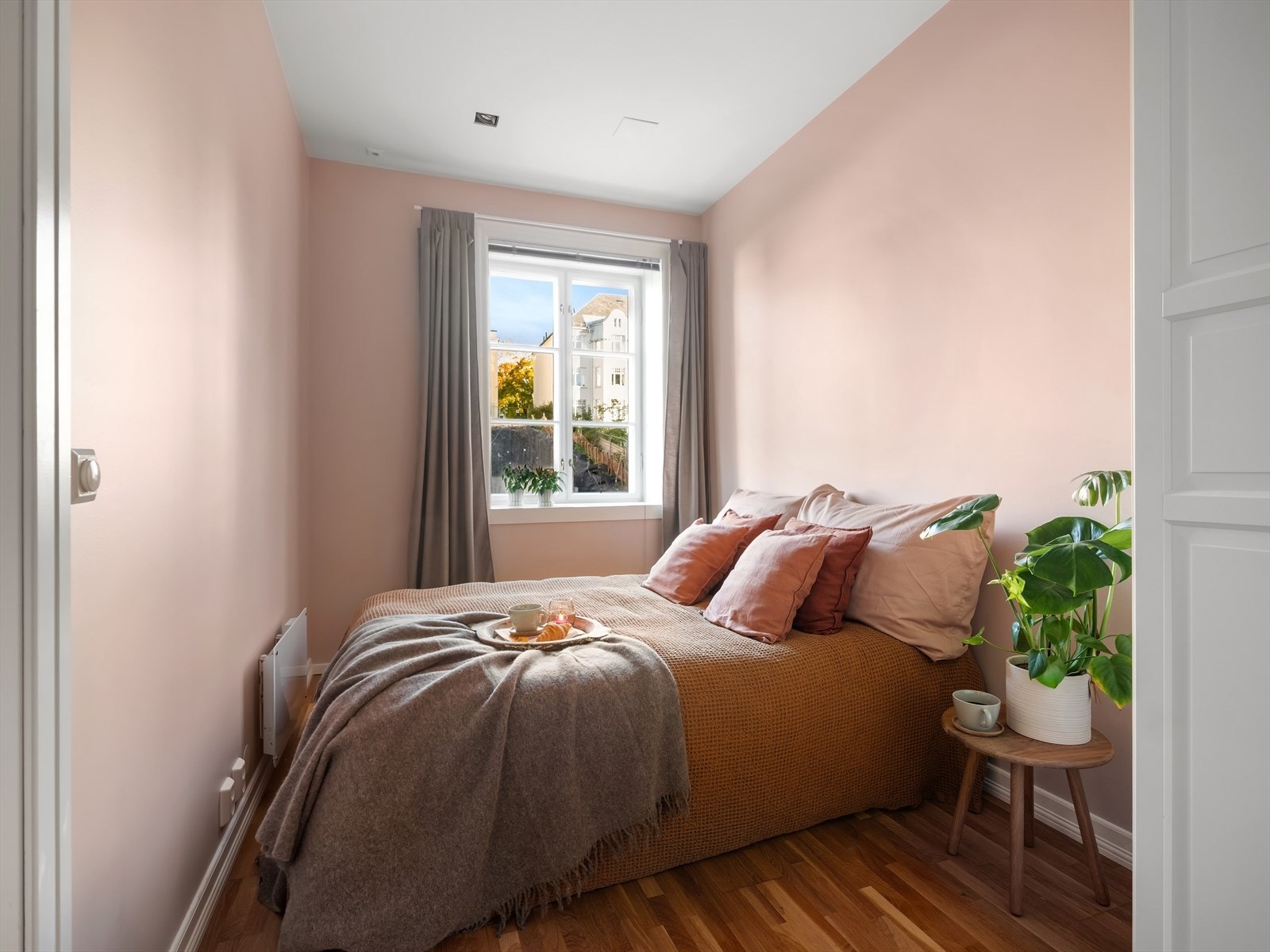 Leiligheten har en praktisk planløsning med to gode soverom, i hver sin ende av leiligheten. Galleribilde