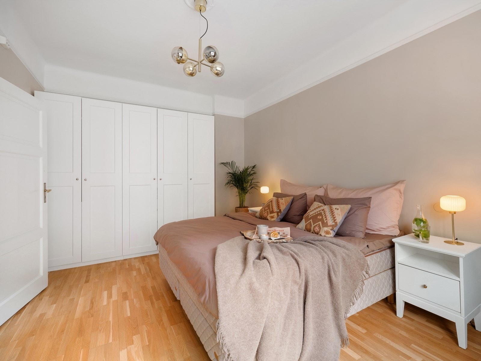 Soverommet har ellers god plass til dobbeltseng, nattbord, kommode e.l. Galleribilde