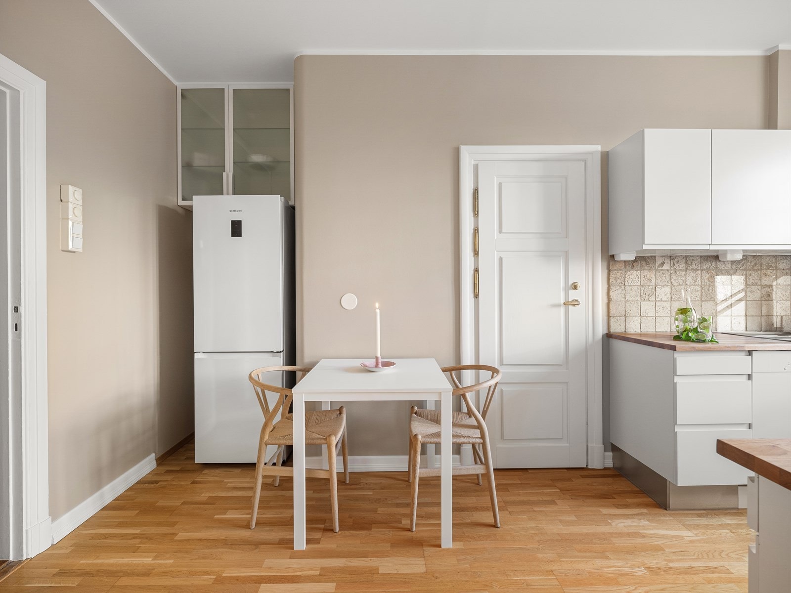 Plass til et lite spisebord på kjøkkenet - som skaper et hyggelig oppholdsrom. Galleribilde