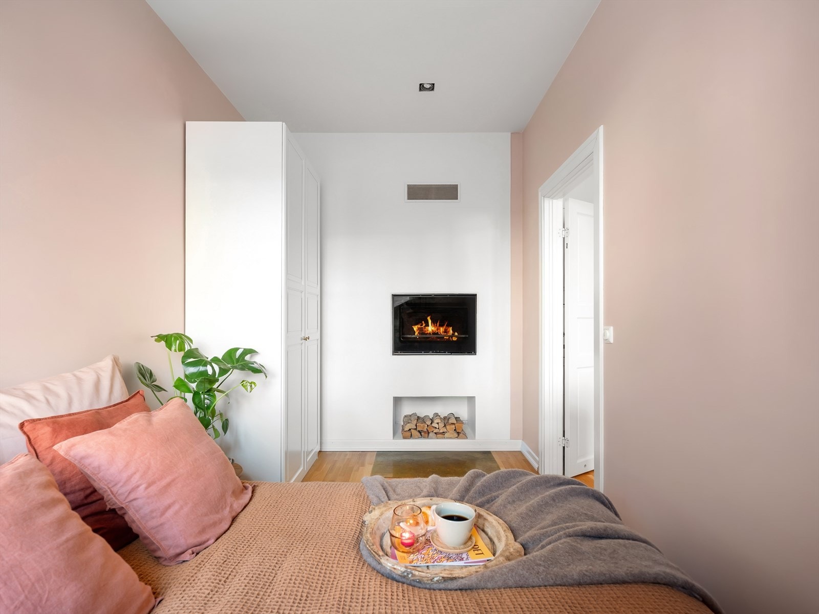 Flott peisovn på soverommet - som skaper en lun atmosfære. Galleribilde