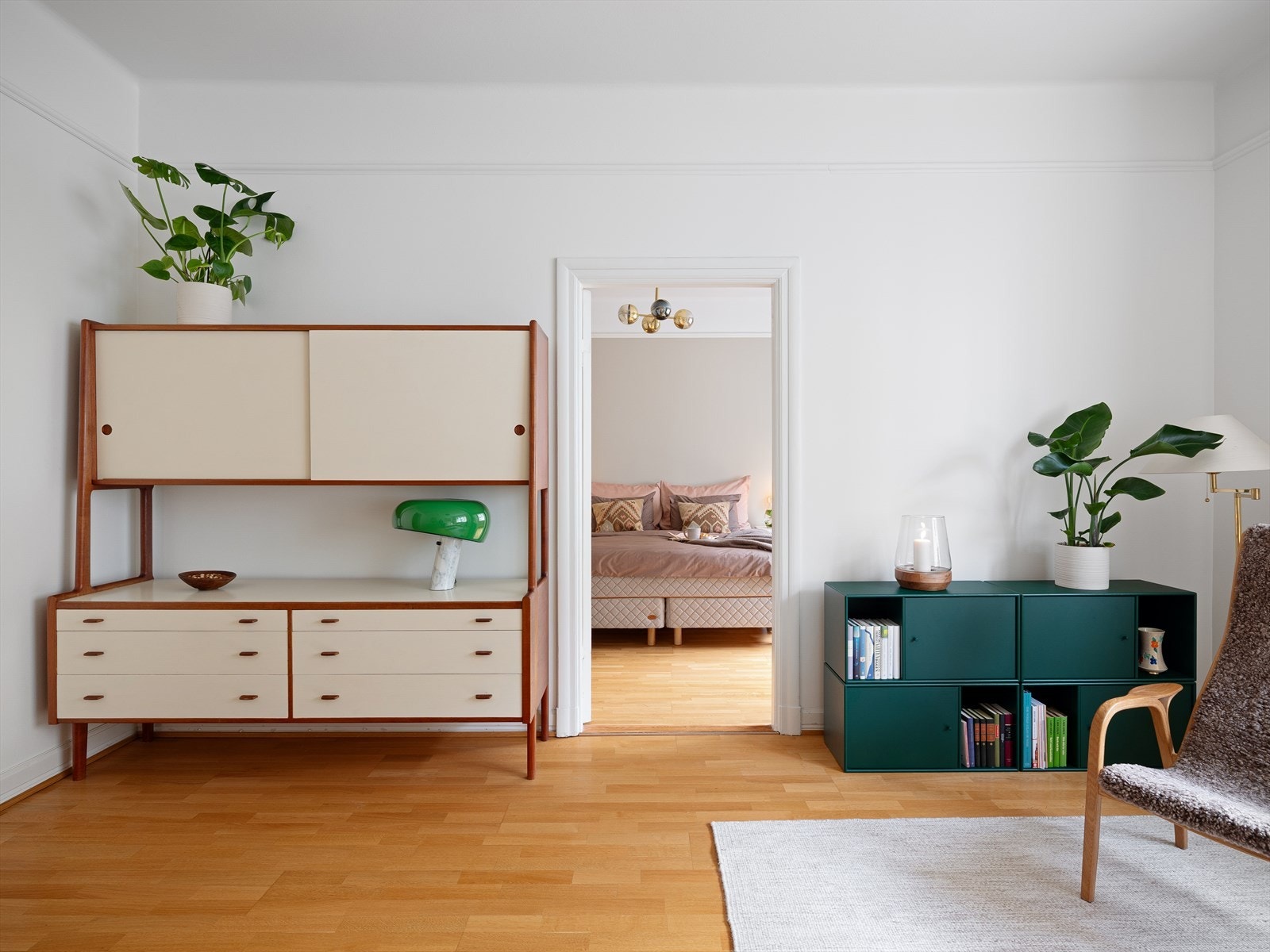 God takhøyde målt til 2,96m - dette skaper et luftig oppholdsrom. Galleribilde