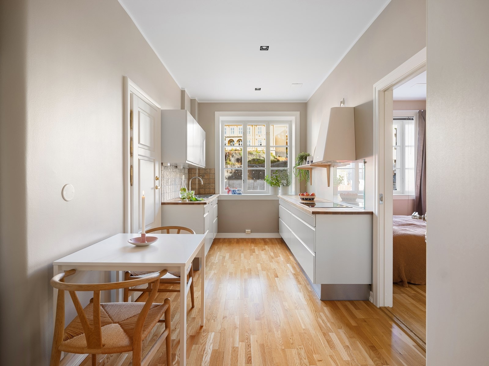 Kjøkkenet er innredet og designet med tanke på funksjonalitet og har godt med benk- og skapplass. Galleribilde