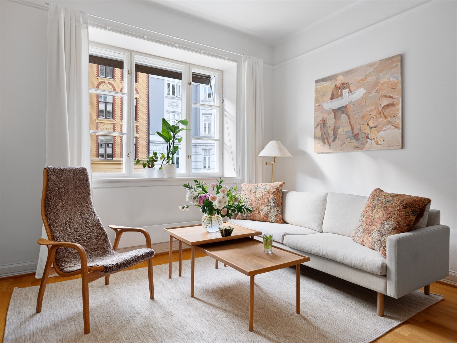 Leiligheten har en lys og luftig stue/spisestue med gode møbleringsmuligheter. Galleribilde