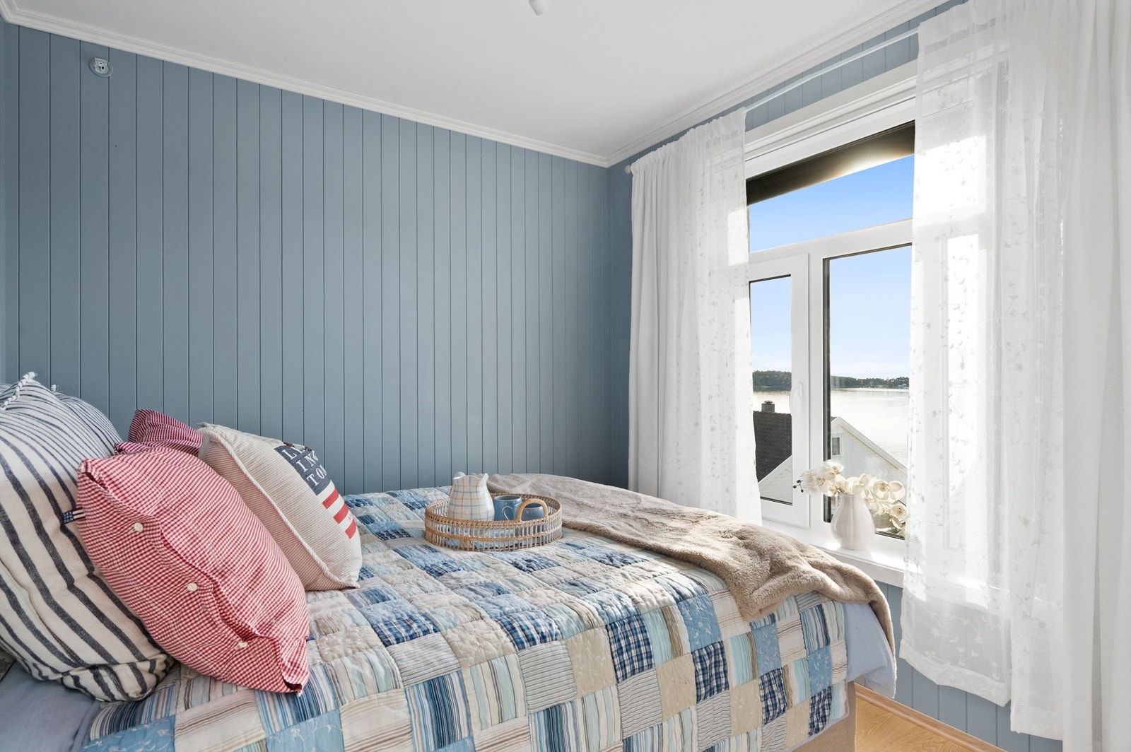 Soverom med vindu vendt mot sjøen Galleribilde