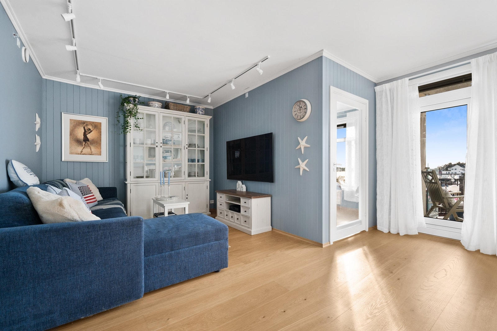 Trivelig stue med utgang til veranda Galleribilde