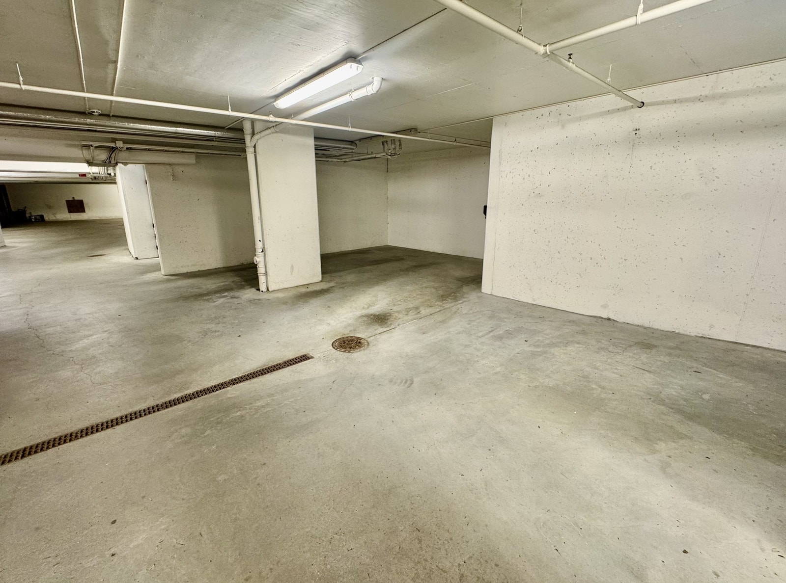 Tilhørende parkeringsplass med elbillader i garasjekjeller Galleribilde