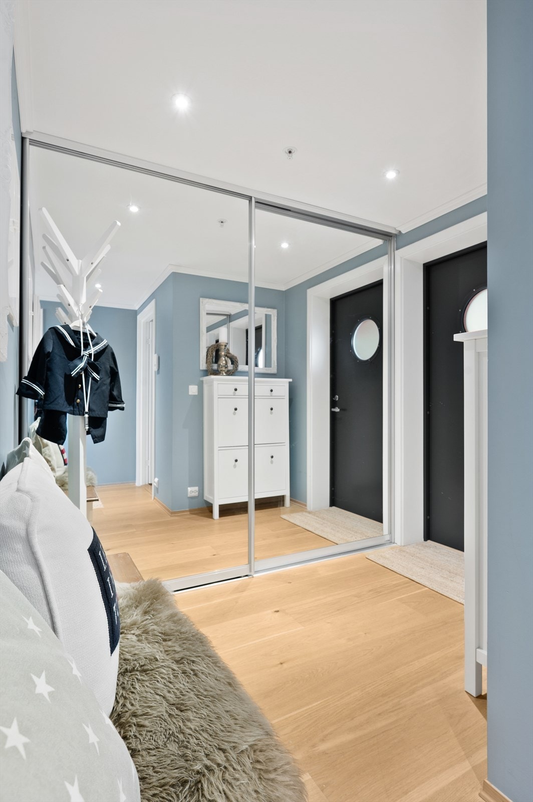 God lagringsplass i skyvedørsgarderobe i gang Galleribilde