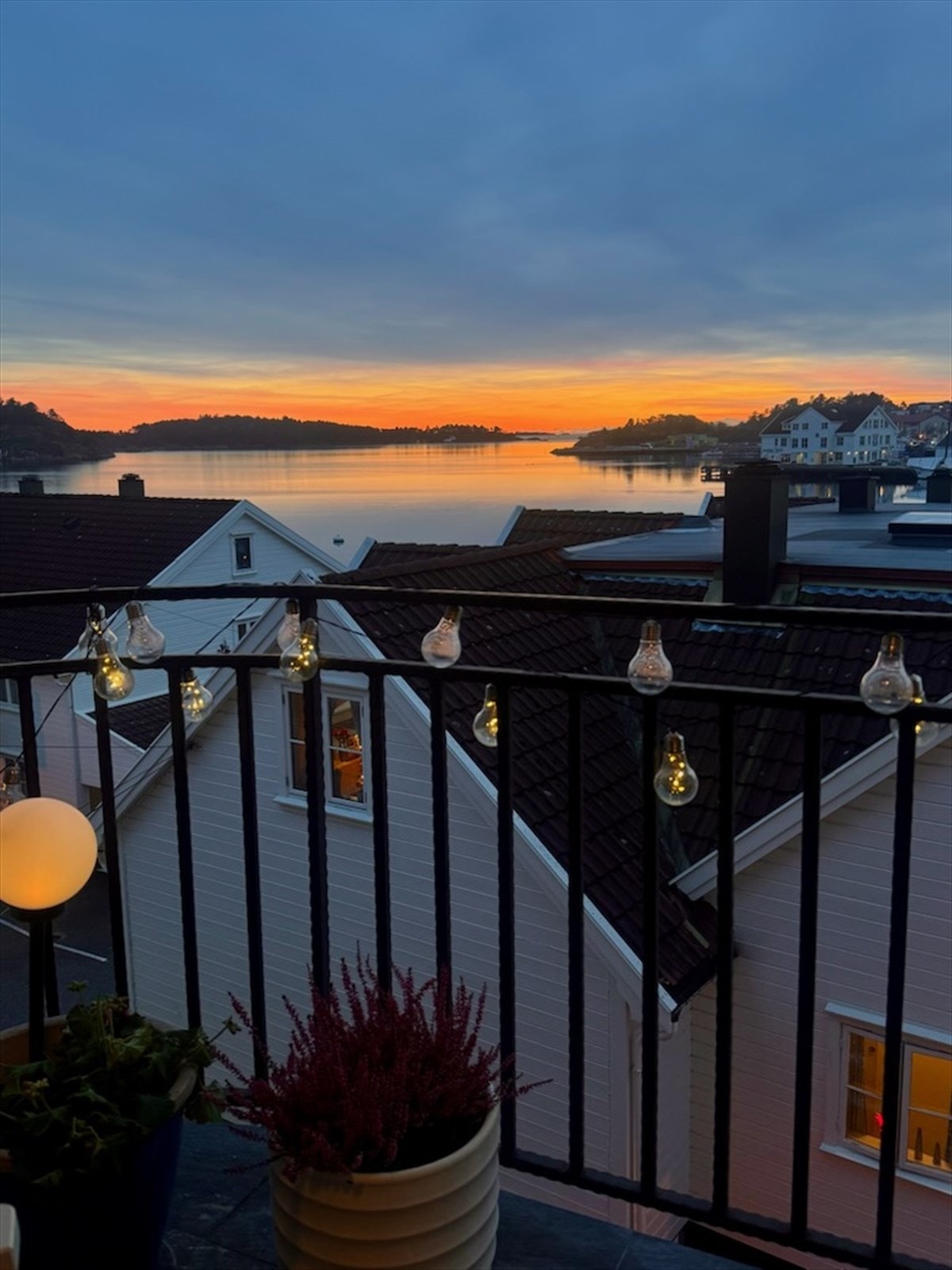 Fra verandaen kan man nyte utsikten og himmelens skiftende, stemningsfulle farger Galleribilde