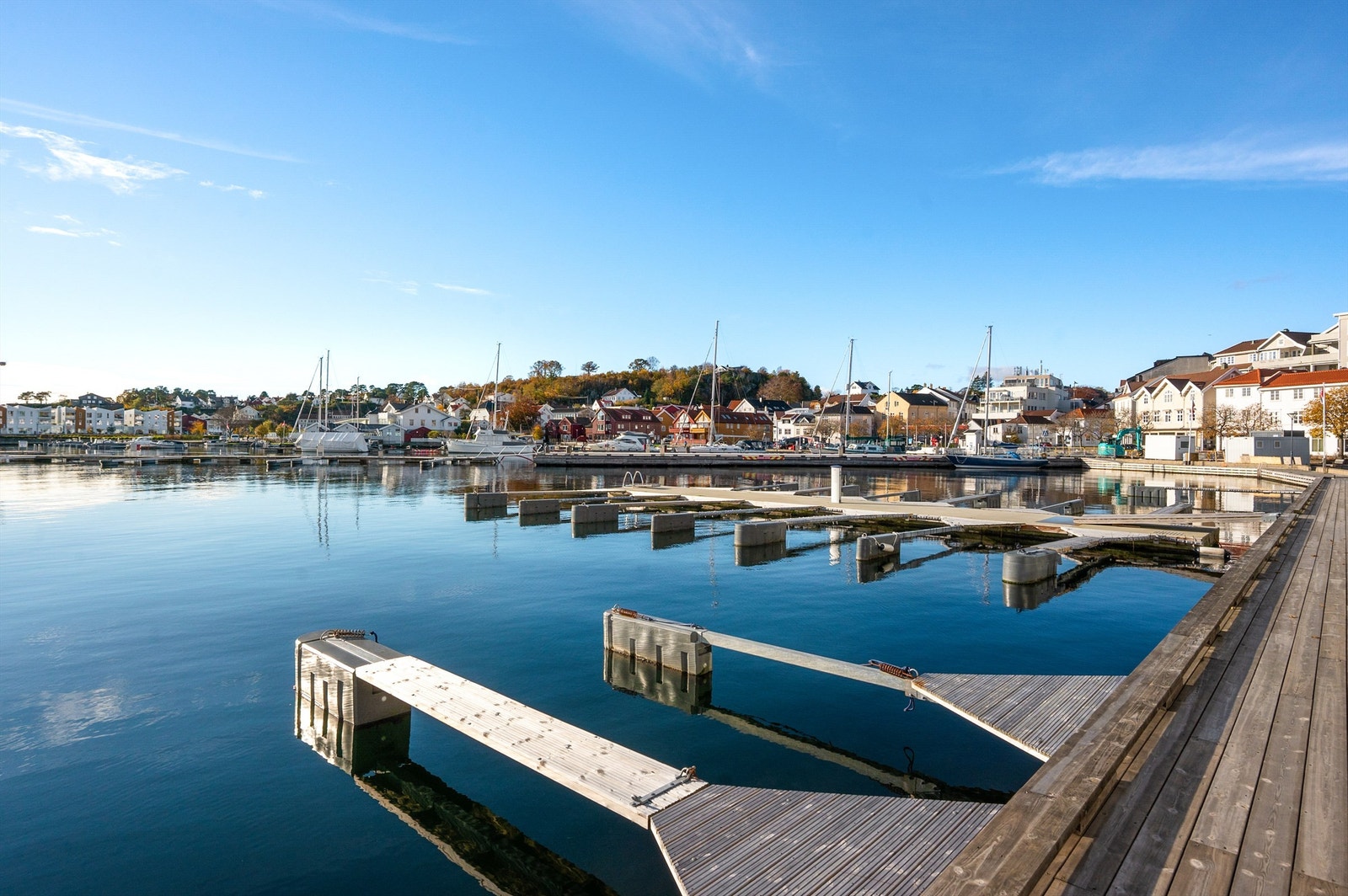 Leiligheten ligger svært sentralt i sentrum rett ved sjøen, havna og byens sjarmerende gater - en perfekt kombinasjon av byliv og kystidyll. Galleribilde