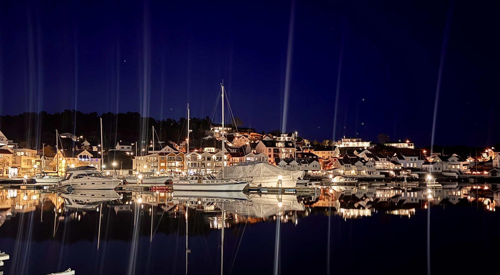 Her bor man i maritime omgivelser, rett ved vannkanten og det urbane bylivet rett utenfor døren. Galleribilde