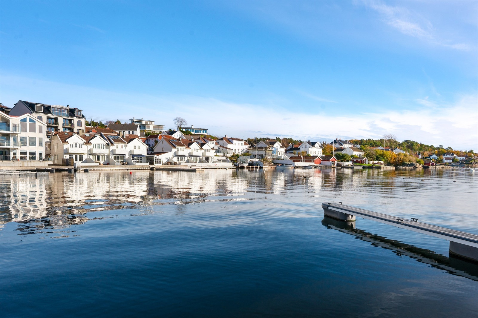 Leiligheten ligger i vakre omgivelser med sjøen, historiske gater og koselige kafeèr rett utenfor døren Galleribilde