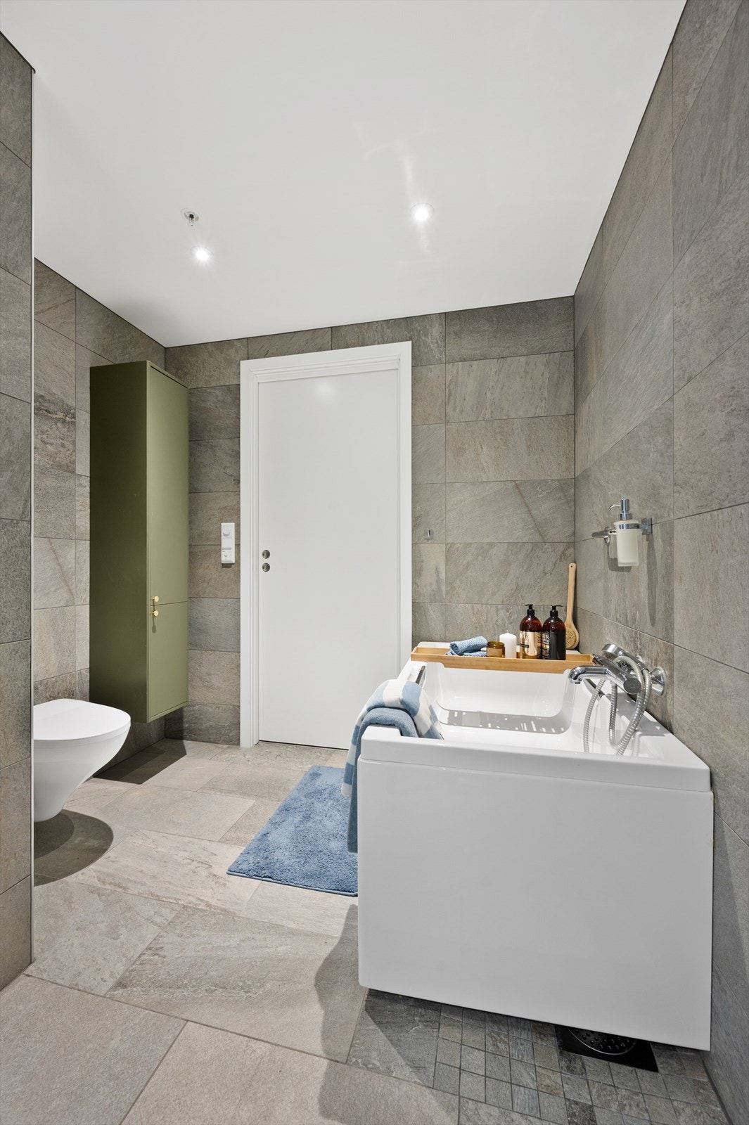 Lekkert flislagt bad med direkte adkomst til soverom Galleribilde