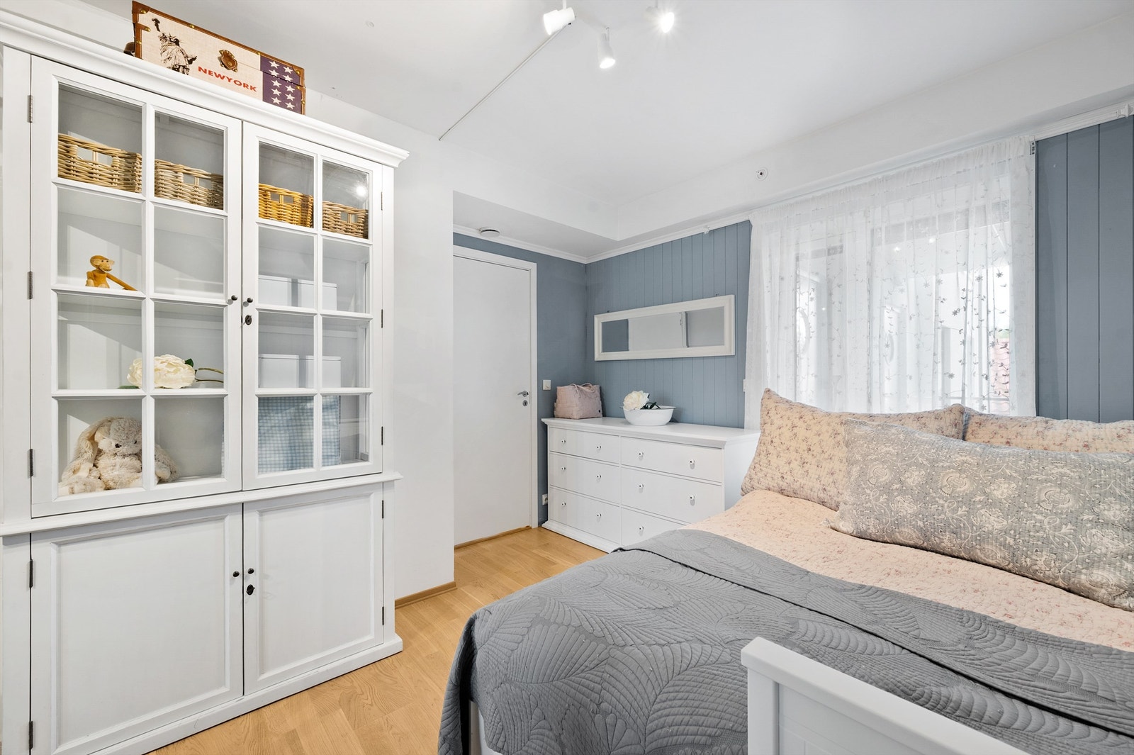 Romslig og fint soverom Galleribilde