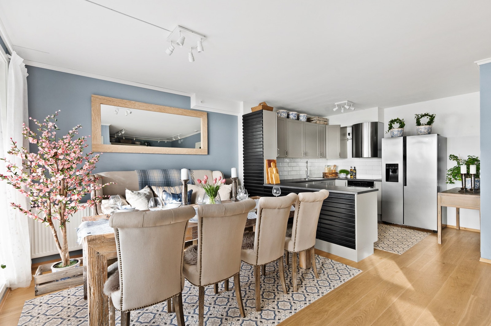 Åpen kjøkkenløsning med god plass for spisebord - en hyggelig og sosial sone for hverdag og samvær Galleribilde