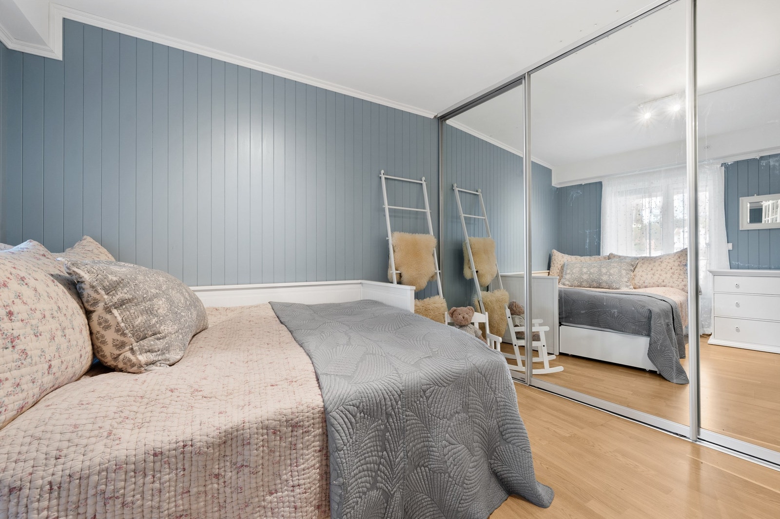 Soverom med skyvedørsgarderobe Galleribilde