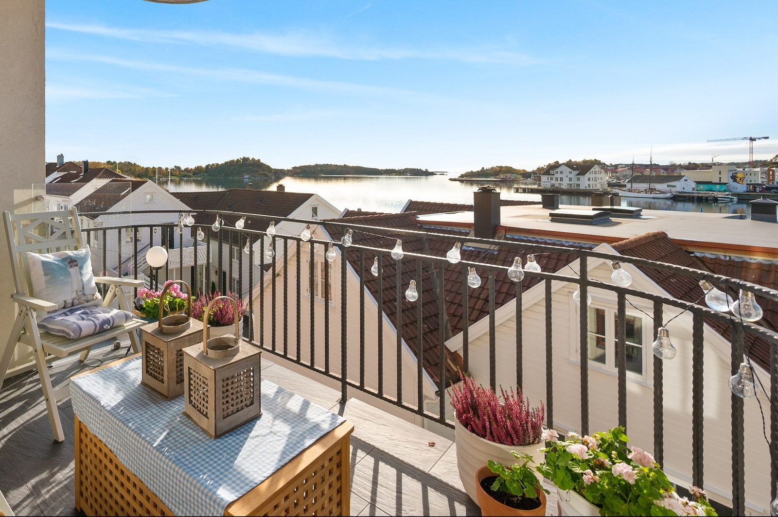 Koselig og solrik veranda med utsikt mot havet. Galleribilde