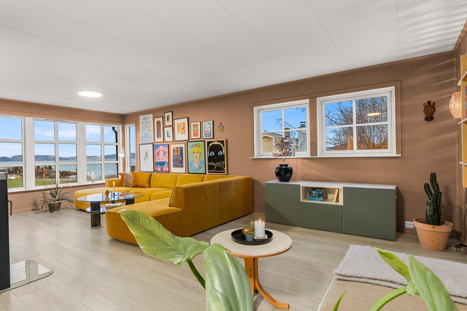 I stuen har du gode møbleringsmuligheter. Godt med naturlig lys gjennom flere vinduer. Galleribilde