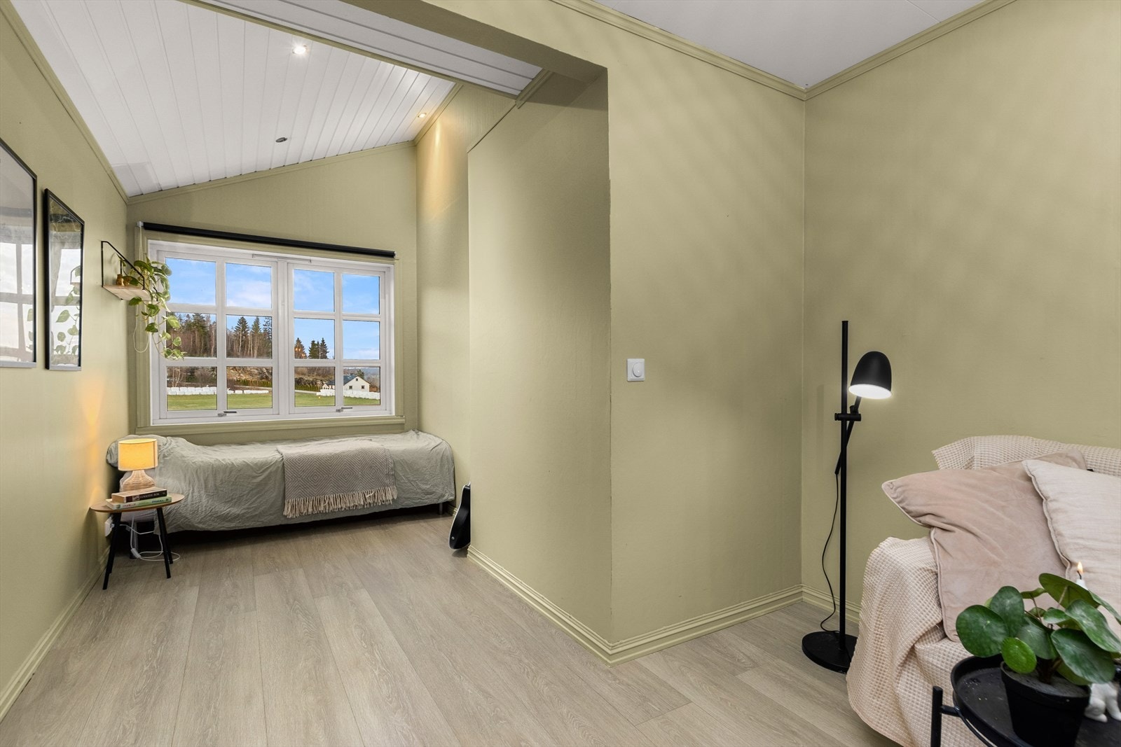 Boligen har 5 soverom totalt hvor 4 av de tilhører hoveddelen. Dette soverommet har plass til stor garderobeløsning og dobbeltseng, er på 15 kvm og ligger i 1. etasje. Galleribilde